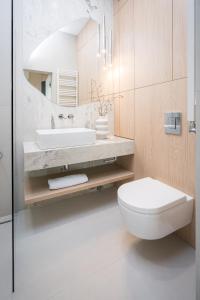 Koupelna v ubytování Zatoka Olsztyn Elite4Rent apartamenty z panoramicznym widokiem na jezioro i przestronnymi tarasami + 21 fotografií