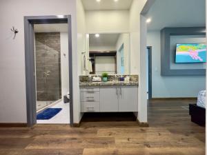 un baño con lavabo y ducha en Mar y Sol 16th floor Condo, en Rosarito 25 fotos más