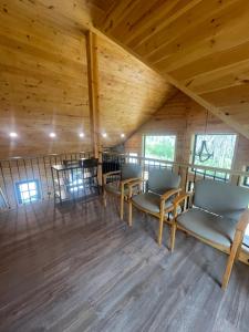 una stanza con sedie e tavoli in una cabina di The Quana - Hot tub, fire pit, and Huge Entertainment Area a Logan