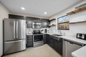 セバービルにあるDog Friendly! Views! Hot Tub! Close To Pf! Gsmnpのキッチン(ステンレス製の電化製品付)、窓