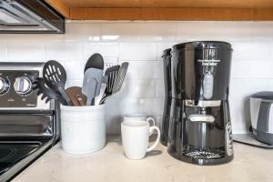 セバービルにあるDog Friendly! Views! Hot Tub! Close To Pf! Gsmnpのキッチンカウンター(コーヒーポット、調理器具付) +54枚の写真