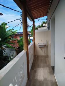 un bagno con servizi igienici su un balcone. di Apartamento Equipado Próximo às Praias de Itacaré a Itacaré
