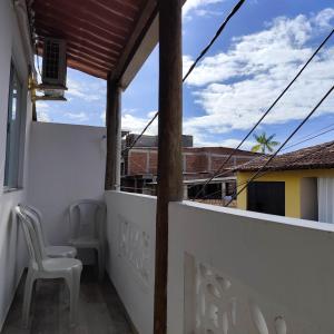 balcone con 2 sedie e vista su un edificio di Apartamento Equipado Próximo às Praias de Itacaré a Itacaré Altre 83 foto