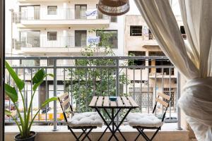 Lovely 1BR Apt Florentin Center-Elevator-Balcony的阳台或露台
