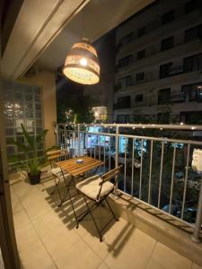 Lovely 1BR Apt Florentin Center-Elevator-Balcony的阳台或露台
