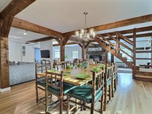 Gambar di galeri bagi Red Bear Inn 6,5 Baths Grill Pool Central di Killington
