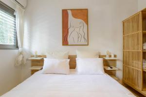 Lovely 1BR Apt Florentin Center-Elevator-Balcony客房内的一张或多张床位