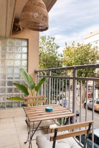 Lovely 1BR Apt Florentin Center-Elevator-Balcony的阳台或露台