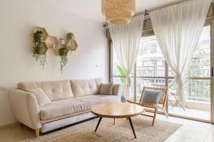 Lovely 1BR Apt Florentin Center-Elevator-Balcony的休息区