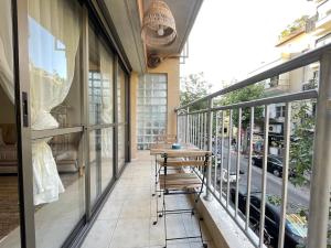 Lovely 1BR Apt Florentin Center-Elevator-Balcony的阳台或露台