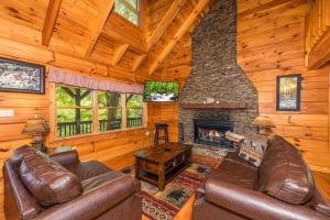 ピジョン・フォージにあるPigeonforge Cabin Game Roomdog Friendlyhot Tubのソファと暖炉のあるリビングルーム