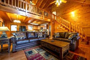 ピジョン・フォージにあるPigeonforge Cabin Game Roomdog Friendlyhot Tubの革張りのソファとテーブルのあるリビングルーム