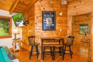 ピジョン・フォージにあるPigeonforge Cabin Game Roomdog Friendlyhot Tubのダイニングルーム(テーブル、椅子付)
