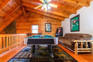 ピジョン・フォージにあるPigeonforge Cabin Game Roomdog Friendlyhot Tubのリビングルーム(ビリヤード台付) +26枚の写真