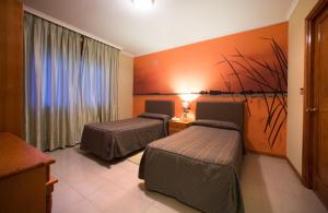A bed or beds in a room at Hostal Restaurante Terra Chá