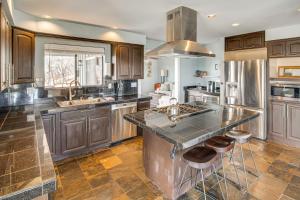 Η κουζίνα ή μικρή κουζίνα στο 5 Mi to Area Attractions Home with Indoor Hot Tub