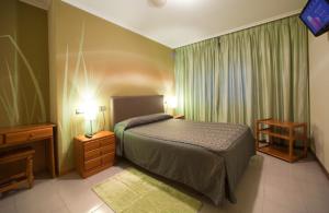 A bed or beds in a room at Hostal Restaurante Terra Chá