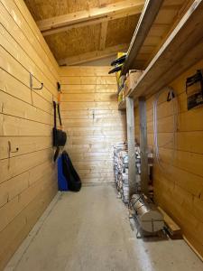 a room with a wood paneled wall at Uusi ja viihtyisä rinnemökki, Iso-Syöte in Syöte