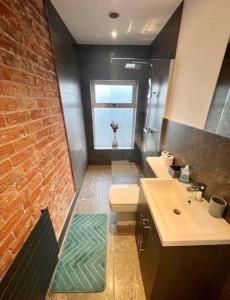 Ένα μπάνιο στο Alsager Town Centre Apartment +8 φωτογραφίες
