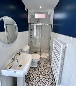 łazienka z umywalką, toaletą i lustrem w obiekcie FERSEN Superb Mediterranean style apartment in heart of Old Antibes w mieście Antibes +4 zdjęcia
