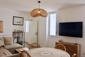 salon ze stołem i kanapą w obiekcie FERSEN Superb Mediterranean style apartment in heart of Old Antibes w mieście Antibes