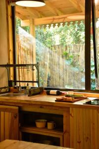 a kitchen with a sink and a large window at Increíble cabaña, naturaleza, a 300m del mar, Pinamar in Pinamar