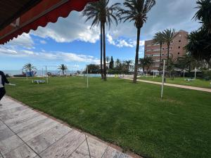 トレモリノスにあるLa Roca Suite Balcón al marのヤシの木が生える公園を歩く者 +26枚の写真