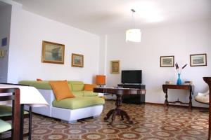 Televízia a/alebo spoločenská miestnosť v ubytovaní Archimede Lounge