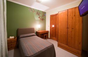 A bed or beds in a room at Hostal Restaurante Terra Chá