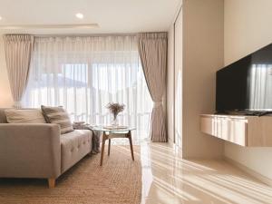 TV a/nebo společenská místnost v ubytování Terraza Lamai Modern One Bedroom Apartment with Pool & Terrace