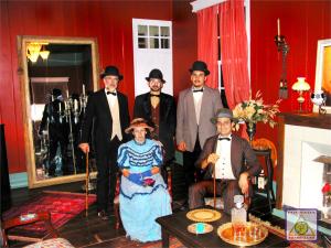 a group of people posing for a picture in a room at Pousada Shamballah Paranapiacaba in Paranapiacaba