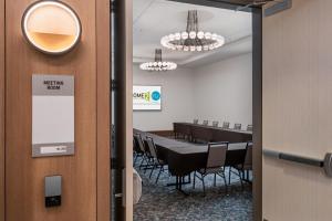 ヒューストンにあるHome2 Suites By Hilton Houston Downtown Convention Centerのテーブルと椅子のある会議室 +37枚の写真