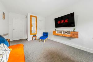 Televisyen dan/atau pusat hiburan di One Bed Holiday Home in the Heart of Glasgow