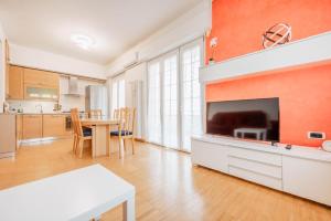 Kuchyň nebo kuchyňský kout v ubytování Como-Swiss 15 min - Big Home with Parking - Terrace - Wifi