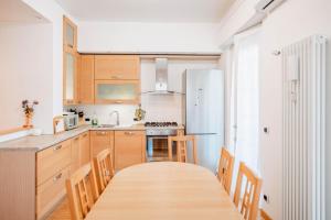 Kuchyň nebo kuchyňský kout v ubytování Como-Swiss 15 min - Big Home with Parking - Terrace - Wifi