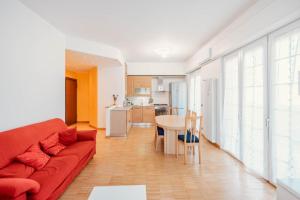 Kuchyň nebo kuchyňský kout v ubytování Como-Swiss 15 min - Big Home with Parking - Terrace - Wifi