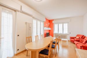 Posezení v ubytování Como-Swiss 15 min - Big Home with Parking - Terrace - Wifi