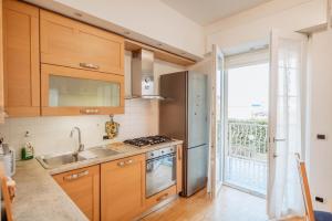 Kuchyň nebo kuchyňský kout v ubytování Como-Swiss 15 min - Big Home with Parking - Terrace - Wifi