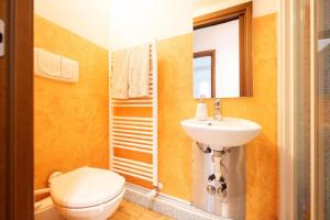 Koupelna v ubytování Como-Swiss 15 min - Big Home with Parking - Terrace - Wifi + 16 fotografií
