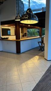 cocina con encimera y lámpara en Villa Ava Kite - Guajiru, en Trairi