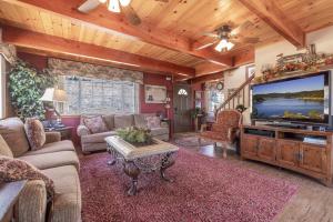 TV a/nebo společenská místnost v ubytování Navigate Stays Cabin w Firepit & Mountain Views
