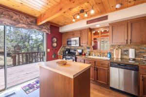 Kuchyň nebo kuchyňský kout v ubytování Navigate Stays Cabin w Firepit & Mountain Views