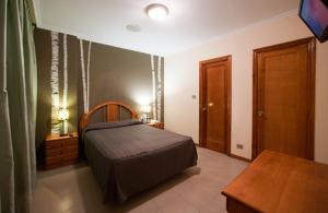 A bed or beds in a room at Hostal Restaurante Terra Chá