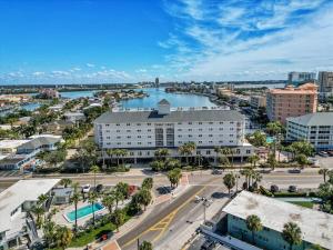 Una vista aérea de una ciudad con un río y edificios. en Centrally Located 3-Bed I Walk Everywhere, en Clearwater Beach