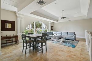 Una sala de estar con una mesa y sillas y un sofá. en Centrally Located 3-Bed I Walk Everywhere, en Clearwater Beach