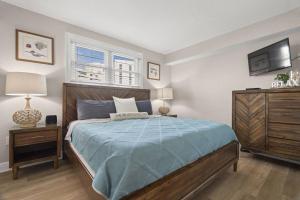 Un dormitorio con una cama con un edredón azul. en Centrally Located 3-Bed I Walk Everywhere, en Clearwater Beach 35 fotos más