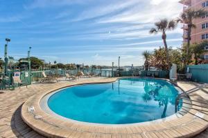 una gran piscina azul con sillas y un edificio en Centrally Located 3-Bed I Walk Everywhere, en Clearwater Beach