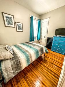 Giường trong phòng chung tại The Red House Albany NY 4 Bedroom Private Apartment