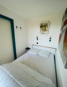 Postel nebo postele na pokoji v ubytování Lake view apartment with pool + 46 fotografií