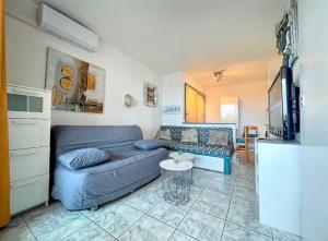 Posezení v ubytování Lake view apartment with pool